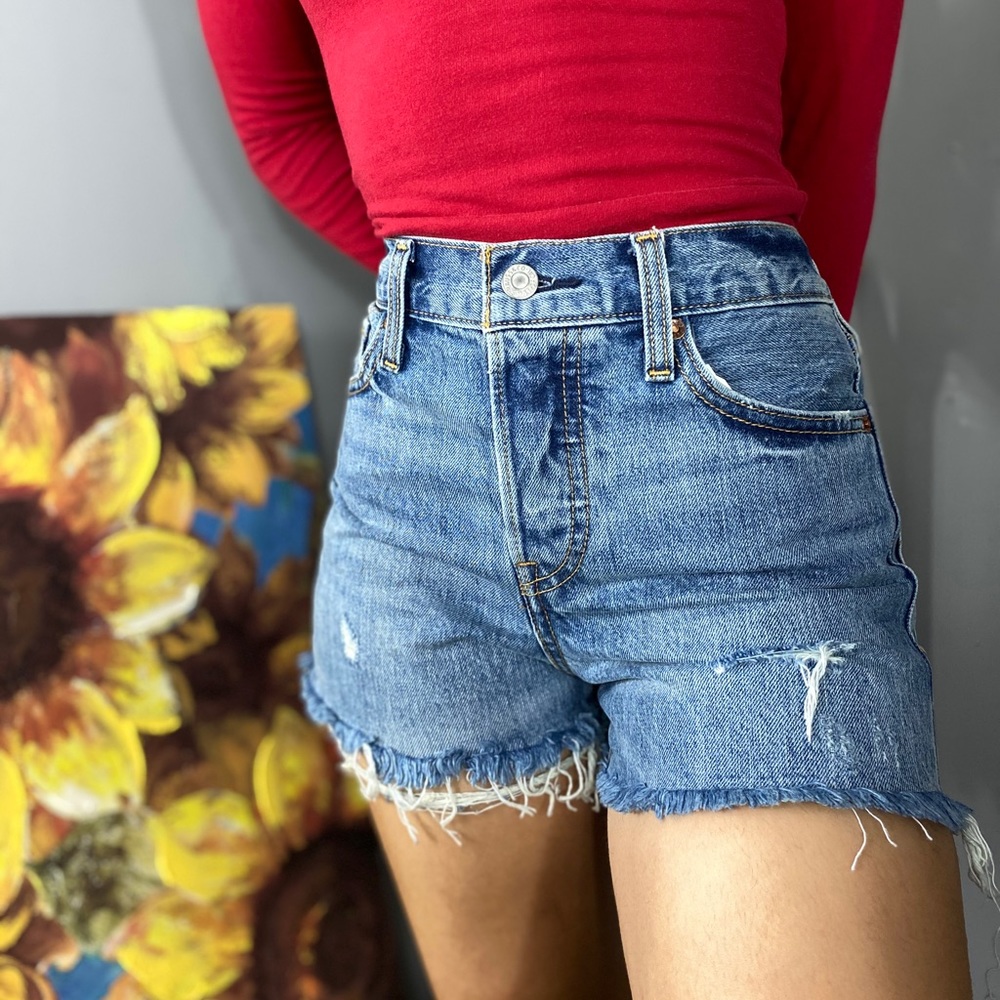 Levis Vintage Wedgie Short Distressed Sz 25